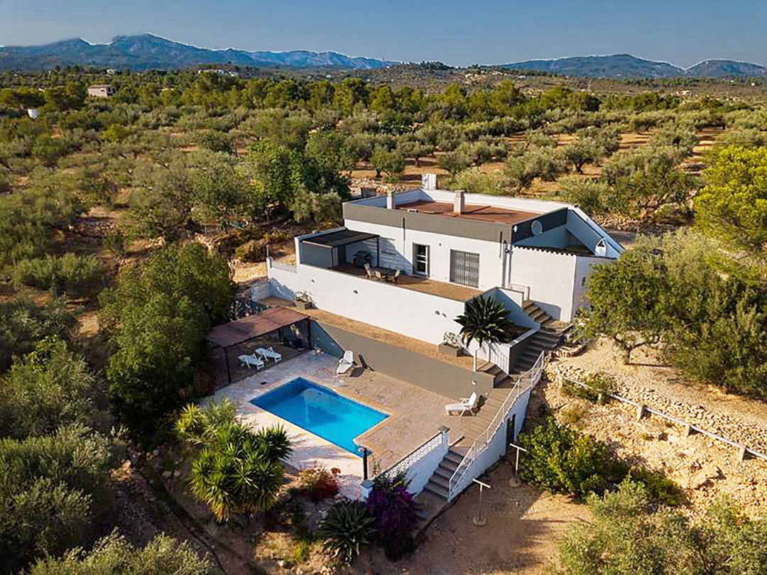 Vue aérienne de la finca Les Agaves et de sa piscine